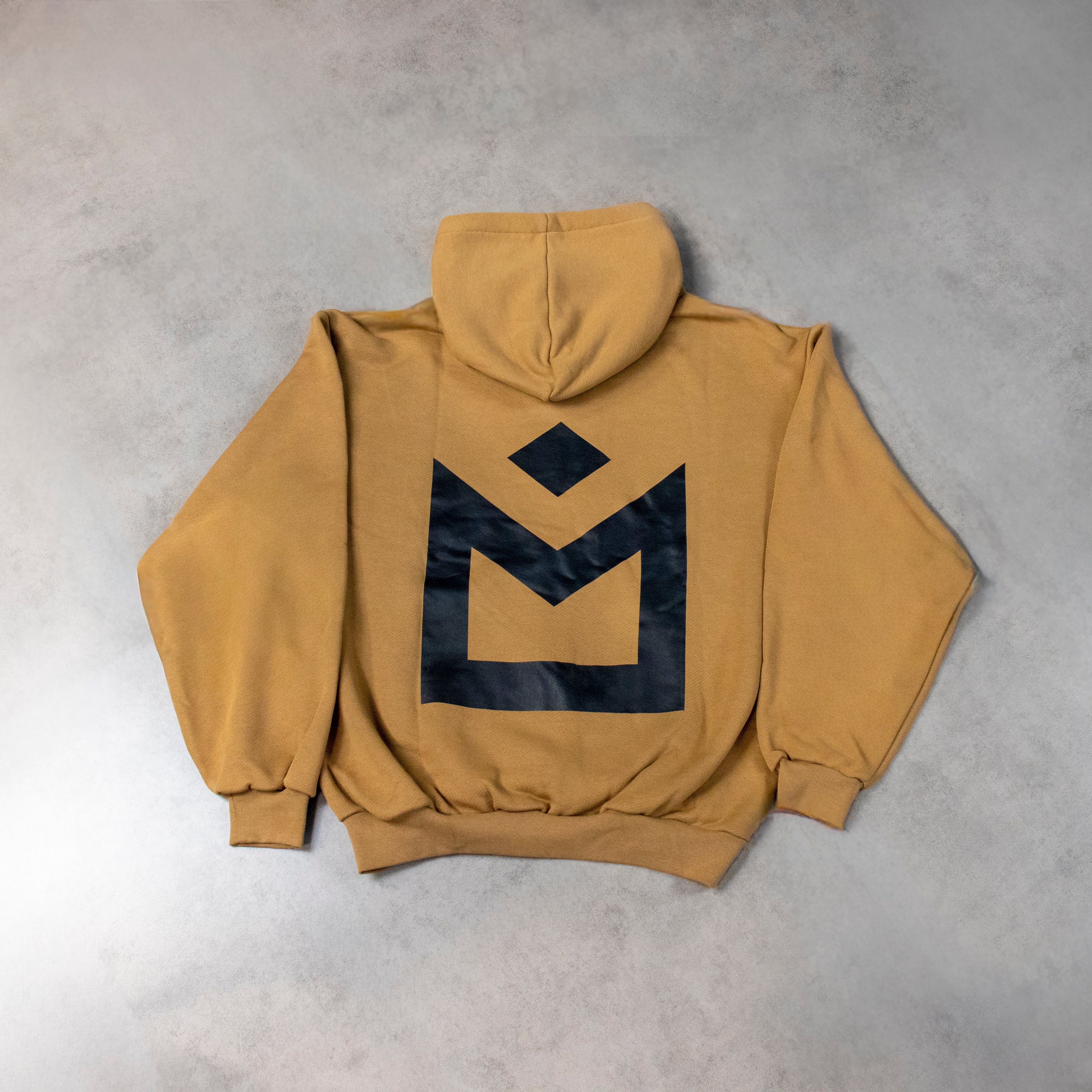 Felpa unisex WHIM color cammello vista da dietro, con grande logo nero stampato sulla schiena