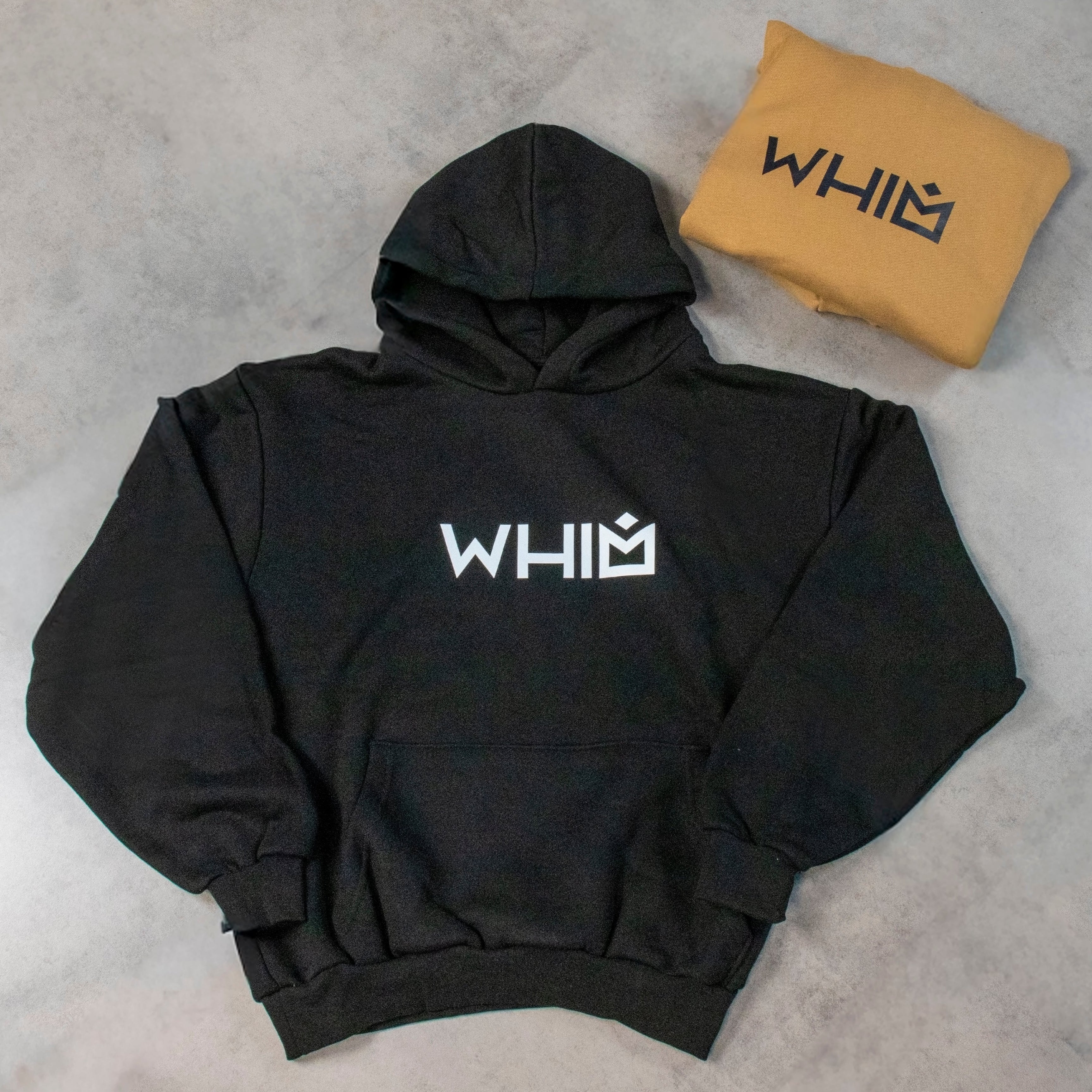 Foto della felpa color nero con tasche laterali e cappuccio con stampa anteriore dtf del marchio Whim  e stampa del logo in dtf posteriore più stampa etichetta Whim e taglia all'interno del collo