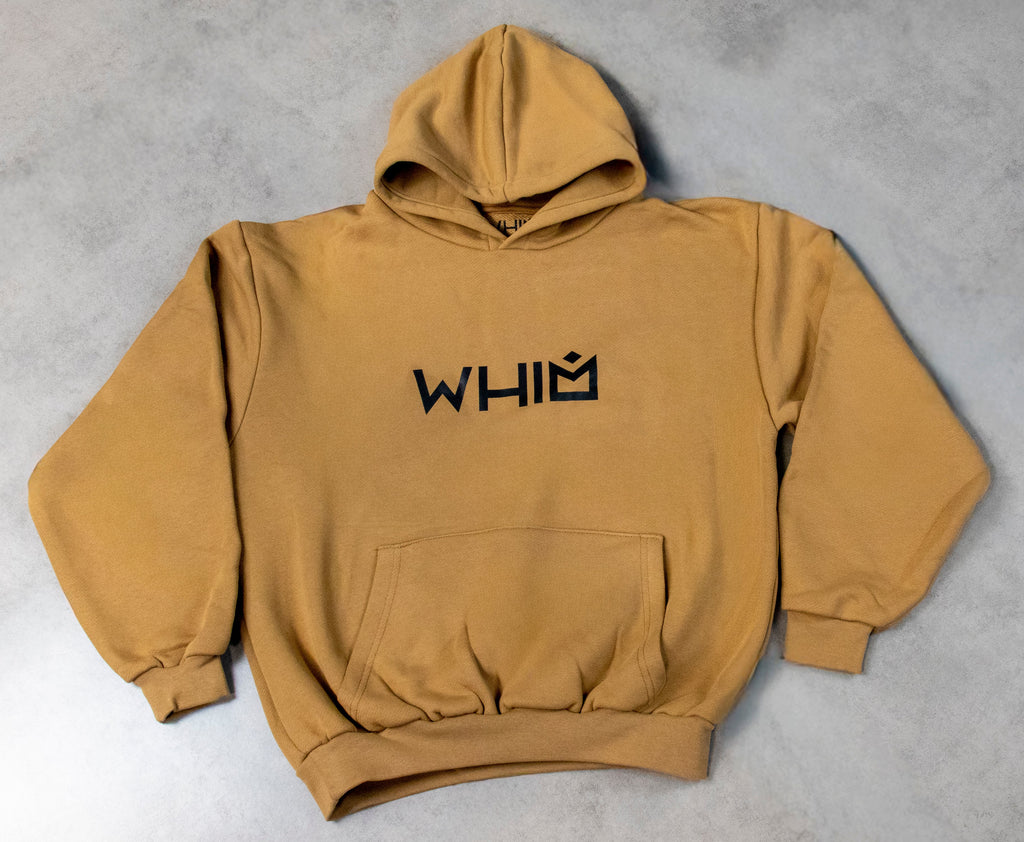 Foto della felpa color cammello con tasche laterali e cappuccio con stampa anteriore dtf del marchio Whim  e stampa del logo in dtf posteriore più stampa etichetta Whim e taglia all'interno del collo