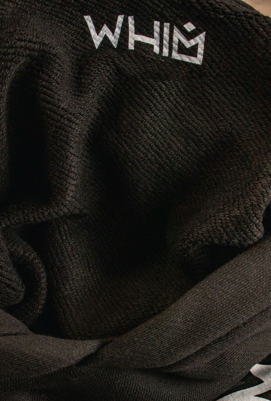 Interno french terry pesante 480 gsm con stampa dtf del marchio e taglia in all'interno del collo